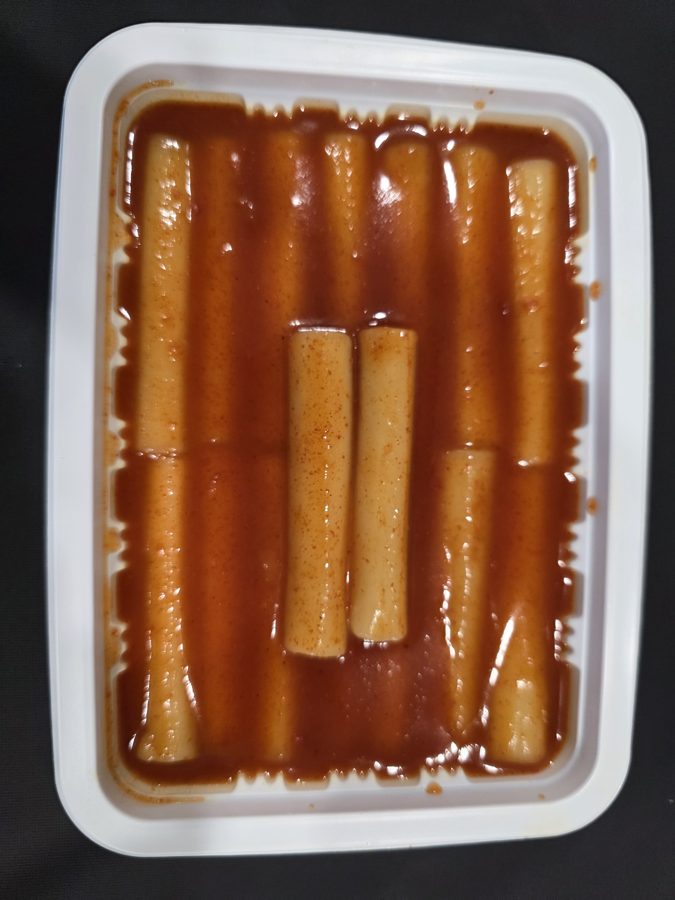 포장 용기의 떡볶이 클로즈업
