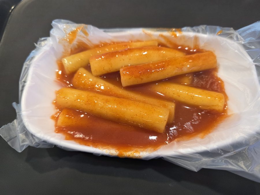 접시에 담은 떡볶이 1인분
