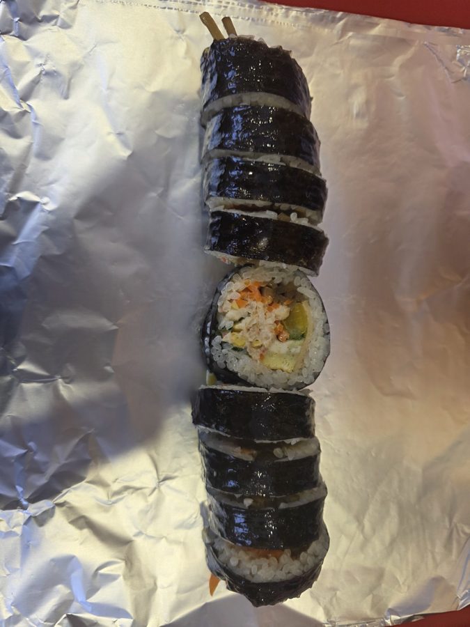 야채김밥 한 줄을 잘라 놓은 모습