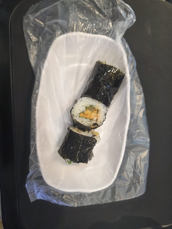 꼬마김밥 한 개를 반으로 자른 단면