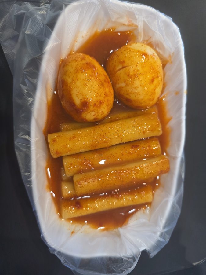 떡볶이 위에 삶은 계란 두 개를 올린 떡계란