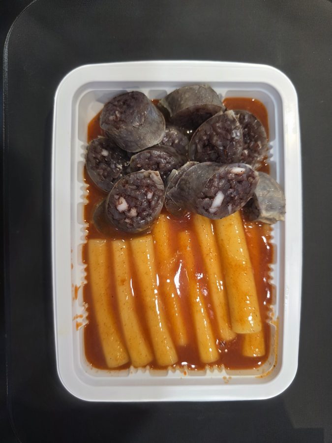 떡볶이와 순대를 함께 담은 떡순이 세트