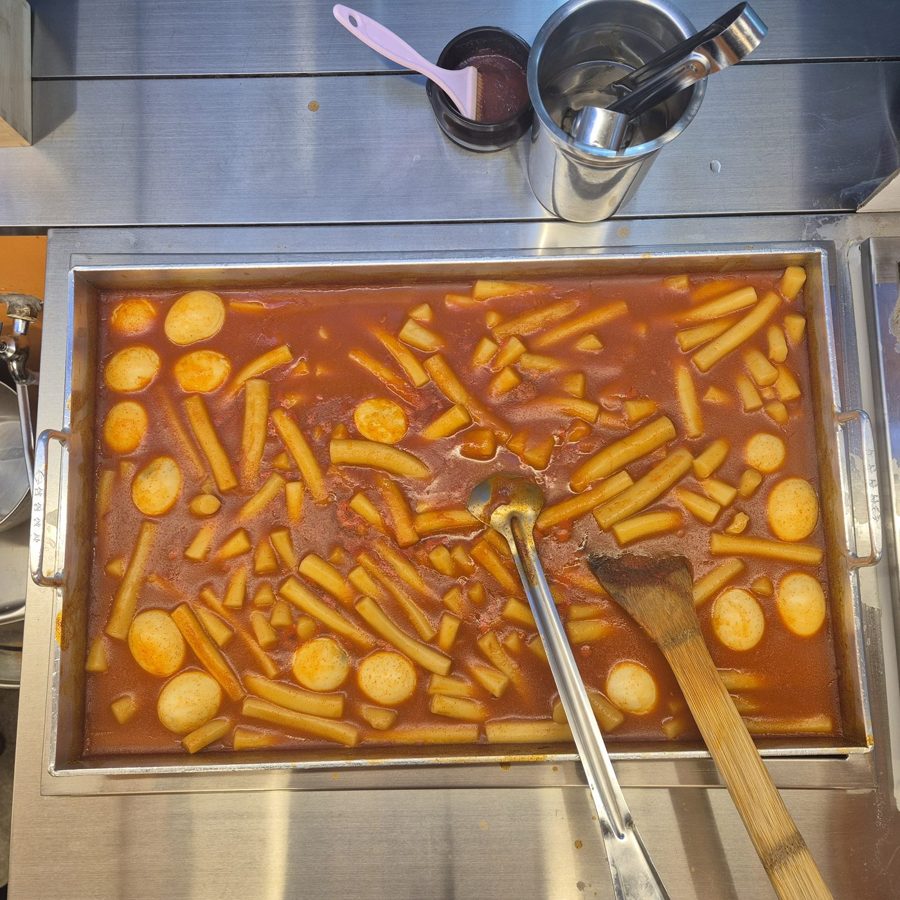 매장 조리대 위 떡볶이 팬