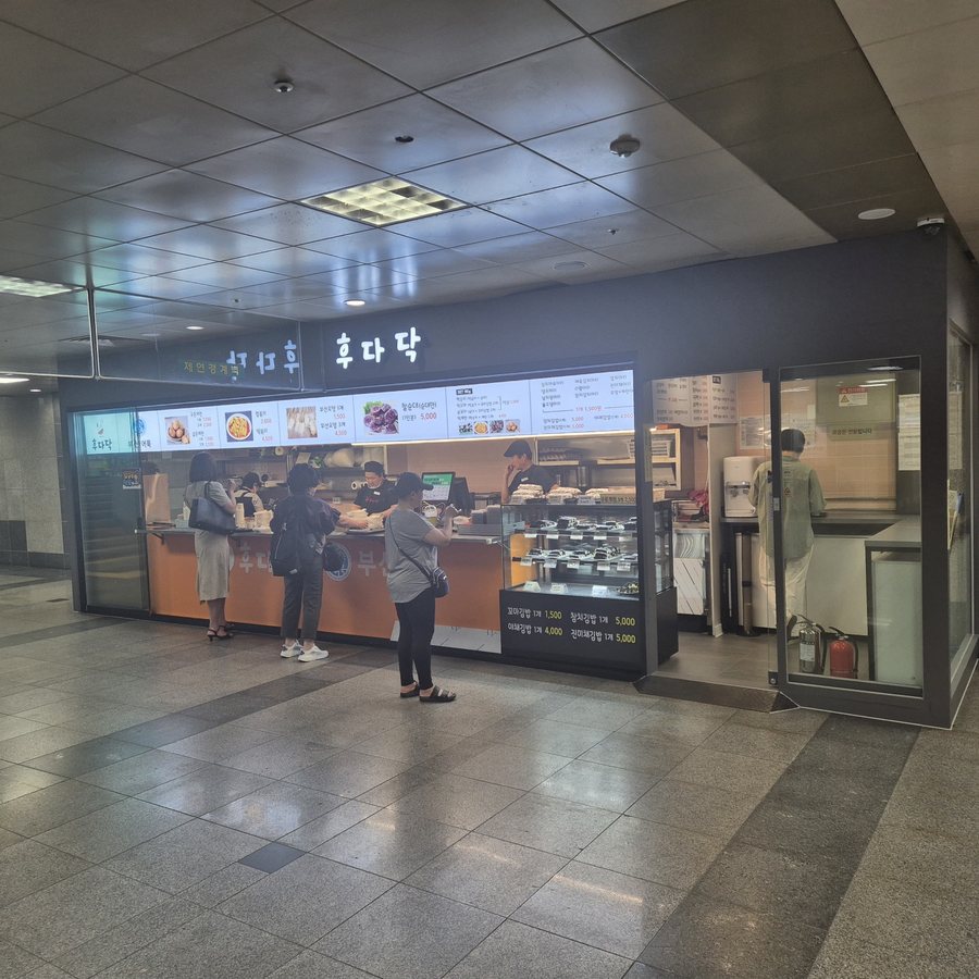 쇼케이스에 진열된 구운계란과 꼬마김밥