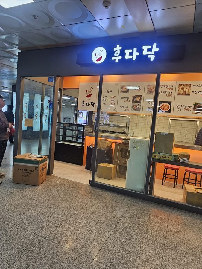 새 역사 매장 시공 중인 주방과 쇼케이스